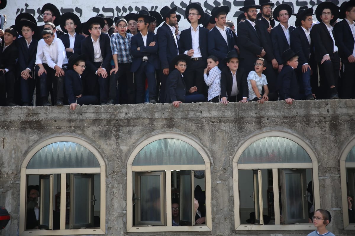 מסע הלווית הגר"נ קרליץ זצ"ל • צפו בגלריה