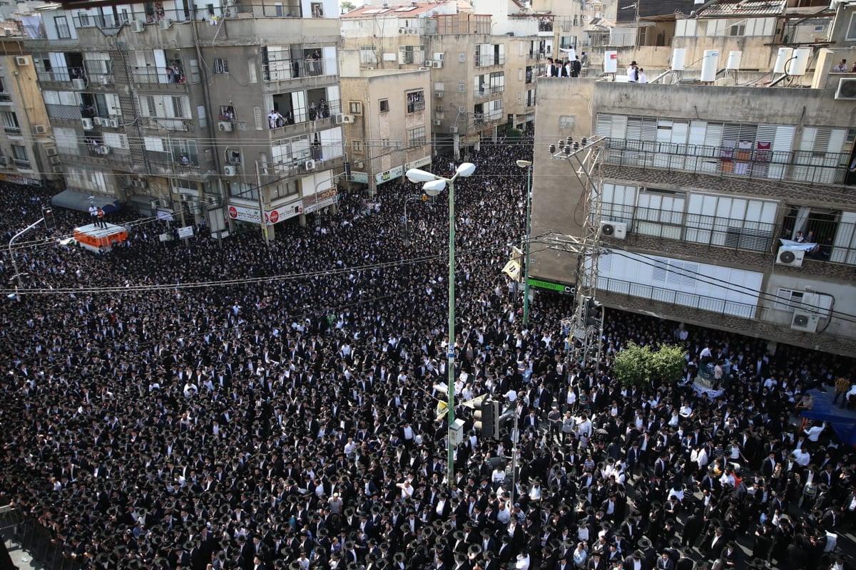 מסע הלווית הגר"נ קרליץ זצ"ל • צפו בגלריה