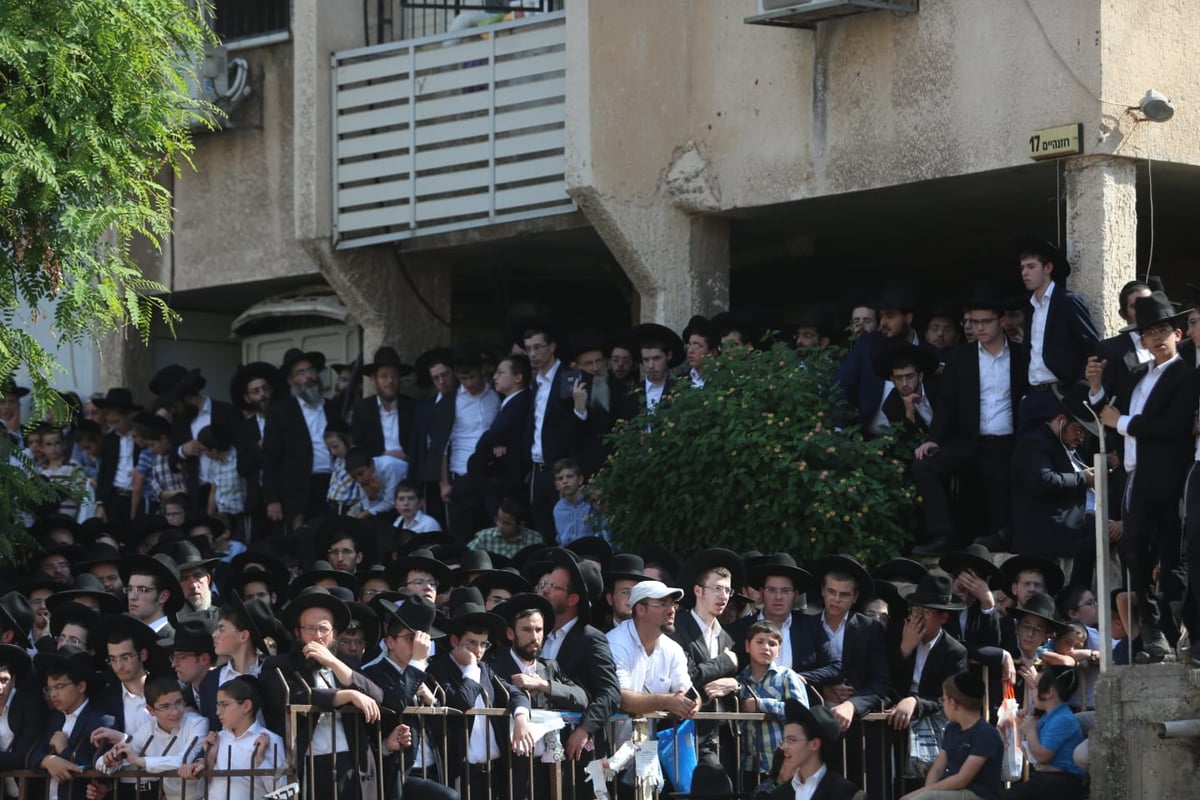 מסע הלווית הגר"נ קרליץ זצ"ל • צפו בגלריה