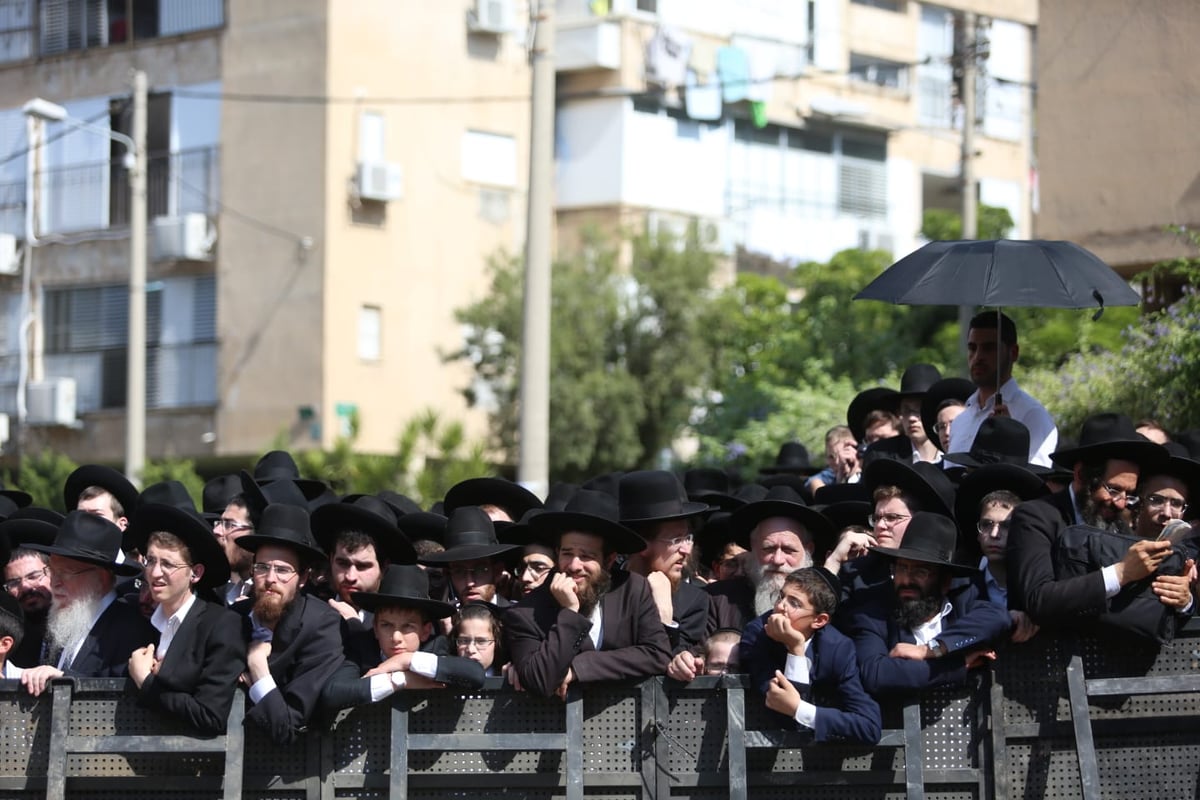 מסע הלווית הגר"נ קרליץ זצ"ל • צפו בגלריה