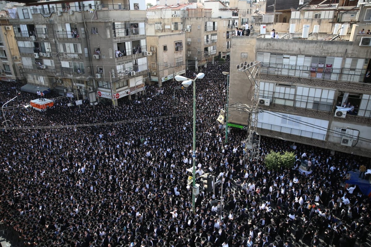 מסע הלווית הגר"נ קרליץ זצ"ל • צפו בגלריה