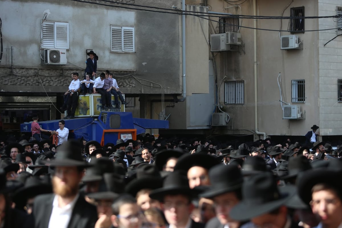 מסע הלווית הגר"נ קרליץ זצ"ל • צפו בגלריה