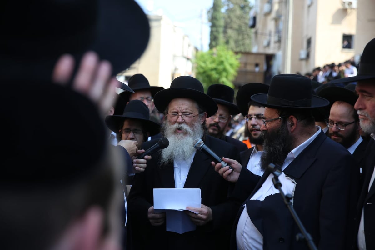 מסע הלווית הגר"נ קרליץ זצ"ל • צפו בגלריה