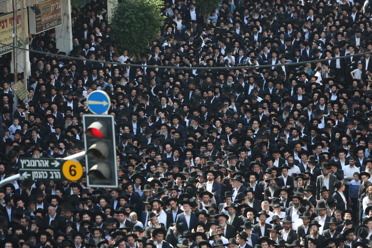 מסע הלווית הגר"נ קרליץ זצ"ל • צפו בגלריה