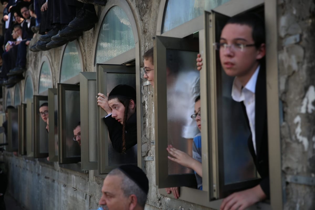 מסע הלווית הגר"נ קרליץ זצ"ל • צפו בגלריה