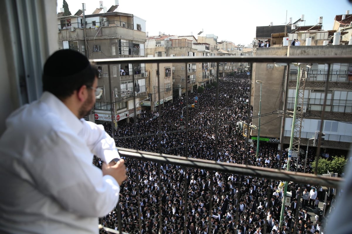 מסע הלווית הגר"נ קרליץ זצ"ל • צפו בגלריה