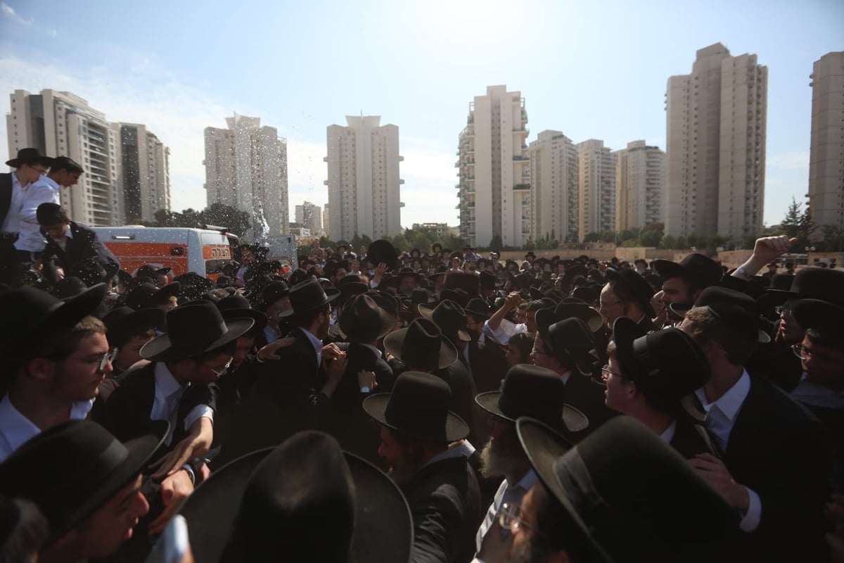 מסע הלווית הגר"נ קרליץ זצ"ל • צפו בגלריה