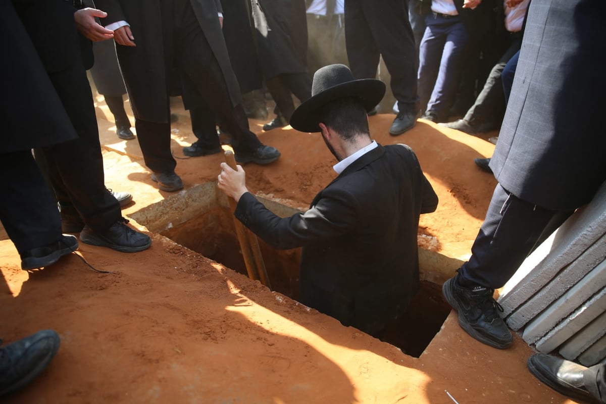 מסע הלווית הגר"נ קרליץ זצ"ל • צפו בגלריה