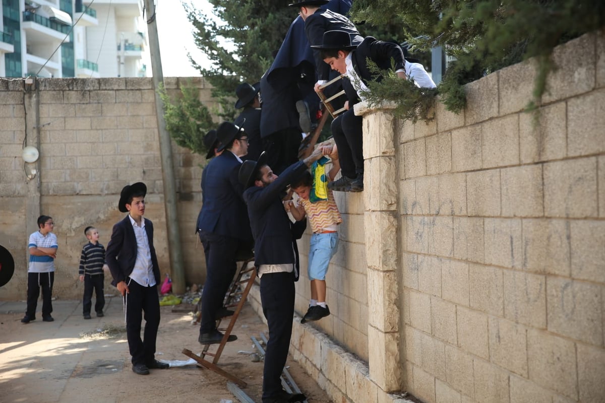 מסע הלווית הגר"נ קרליץ זצ"ל • צפו בגלריה