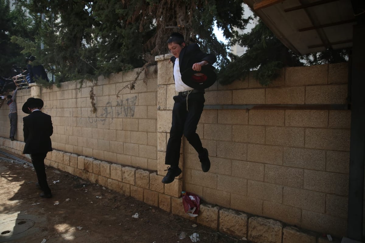 מסע הלווית הגר"נ קרליץ זצ"ל • צפו בגלריה