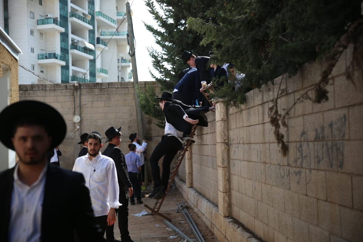 מסע הלווית הגר"נ קרליץ זצ"ל • צפו בגלריה