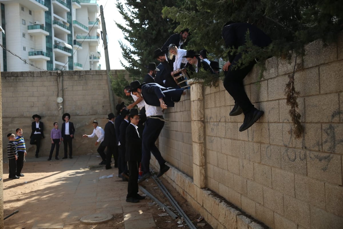 מסע הלווית הגר"נ קרליץ זצ"ל • צפו בגלריה