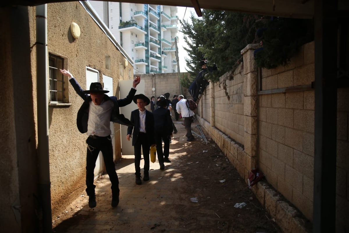 מסע הלווית הגר"נ קרליץ זצ"ל • צפו בגלריה