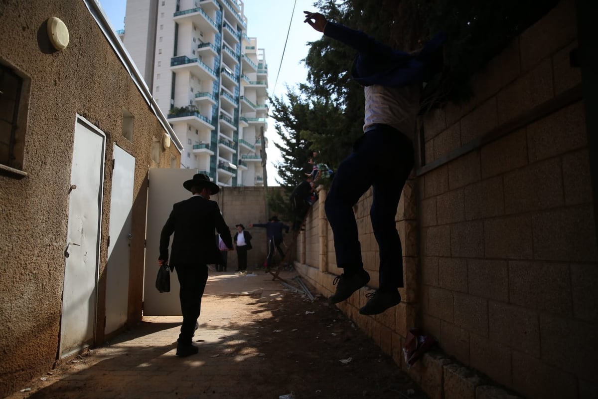 מסע הלווית הגר"נ קרליץ זצ"ל • צפו בגלריה