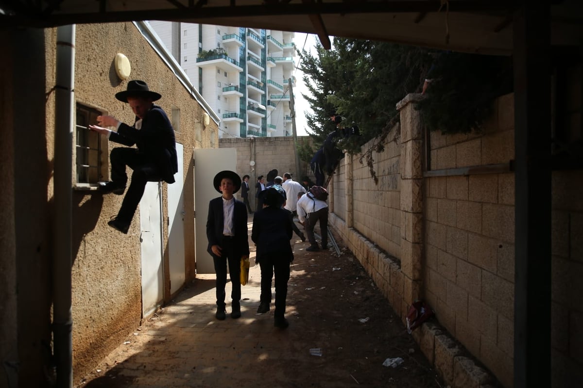 מסע הלווית הגר"נ קרליץ זצ"ל • צפו בגלריה