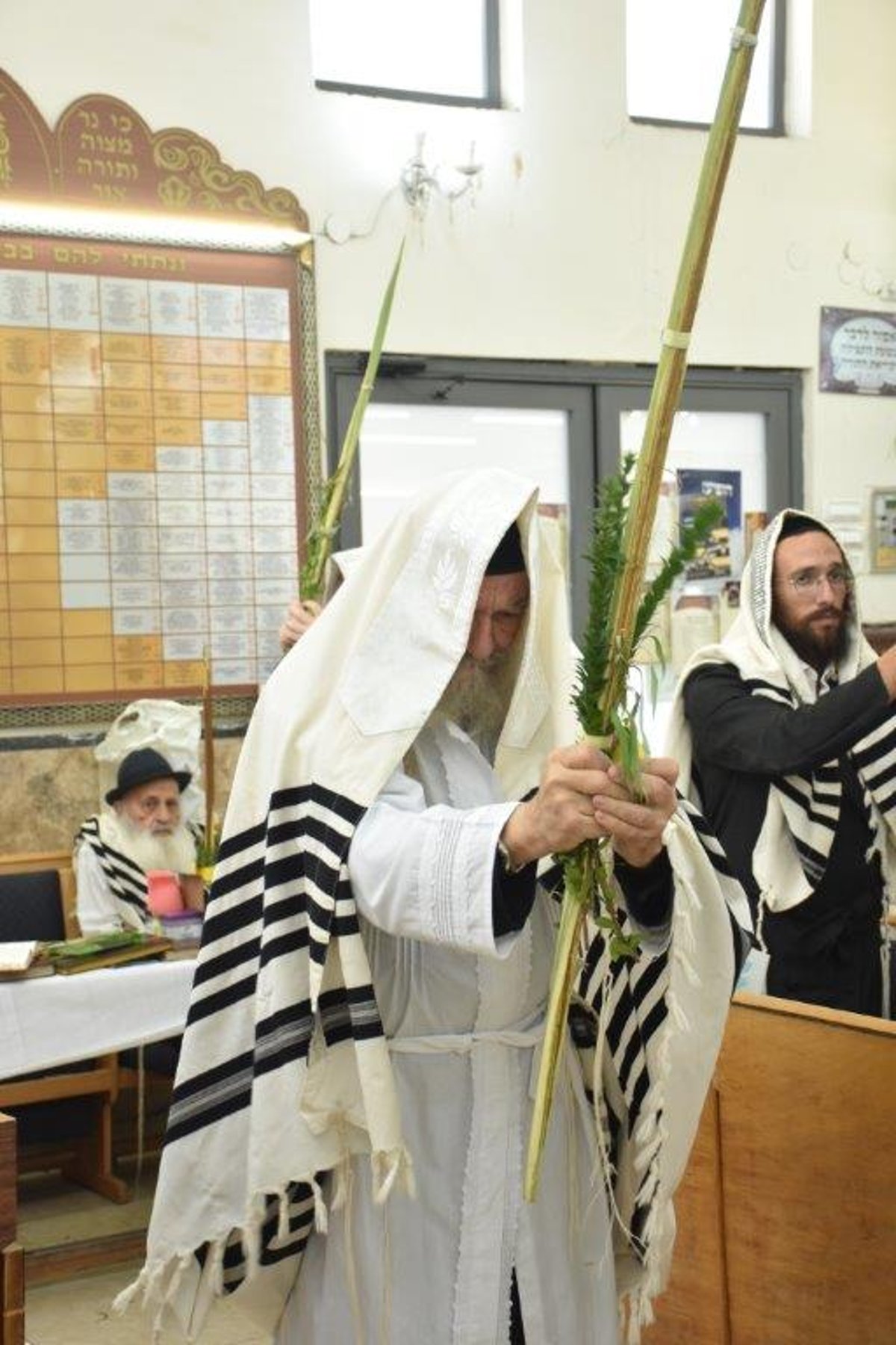 'הושענא רבה' והקפות שניות בחצר אשלג