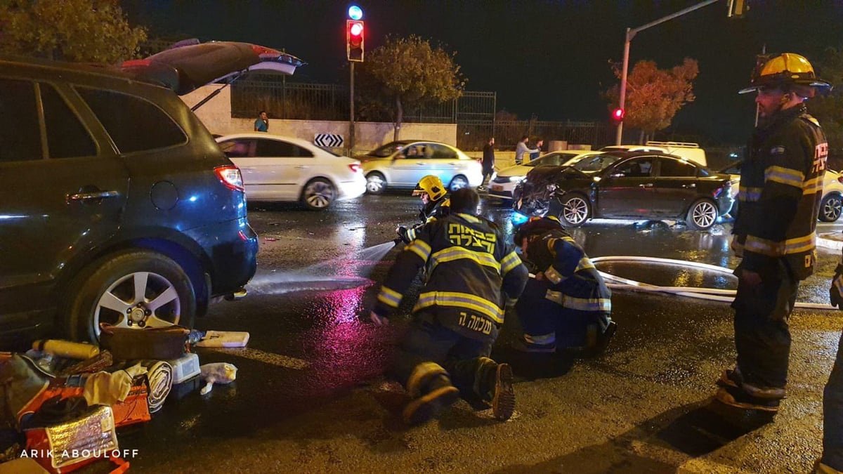 הנהג נלכד ברכב בתאונה והגז החל לדלוף