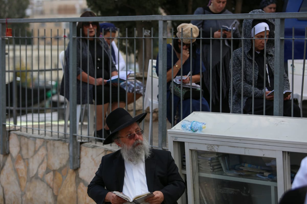 ערב ההילולא: מתפללים על ציון מרן הגר"ע יוסף