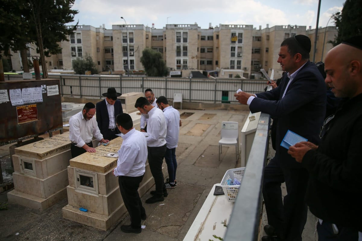 ערב ההילולא: מתפללים על ציון מרן הגר"ע יוסף