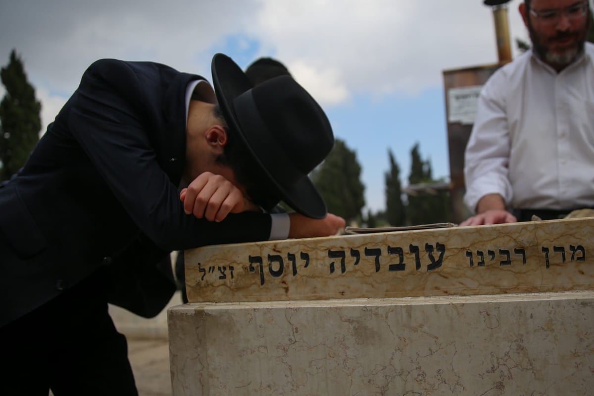 ערב ההילולא: מתפללים על ציון מרן הגר"ע יוסף