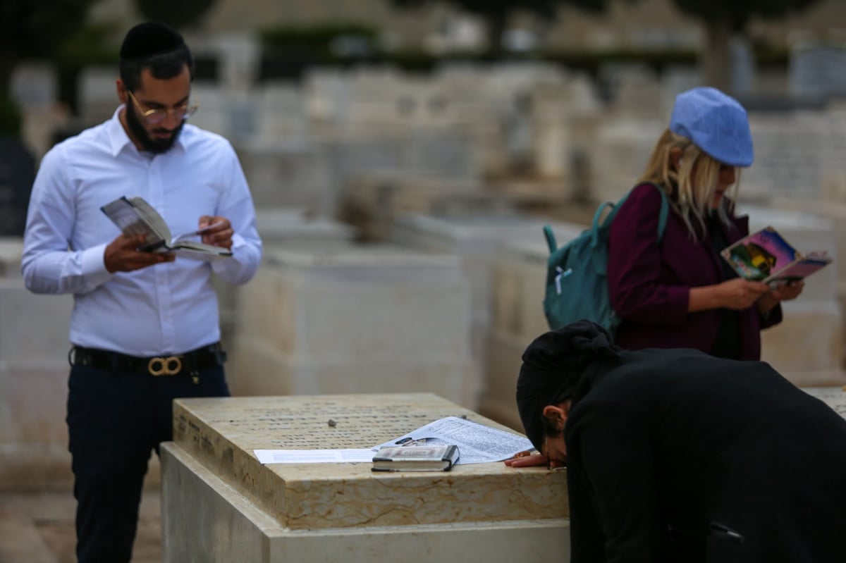 ערב ההילולא: מתפללים על ציון מרן הגר"ע יוסף