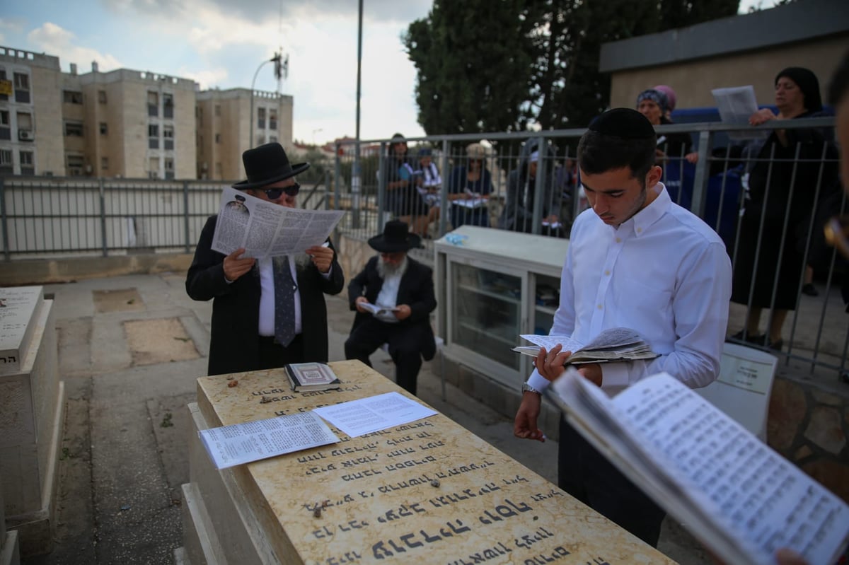 ערב ההילולא: מתפללים על ציון מרן הגר"ע יוסף