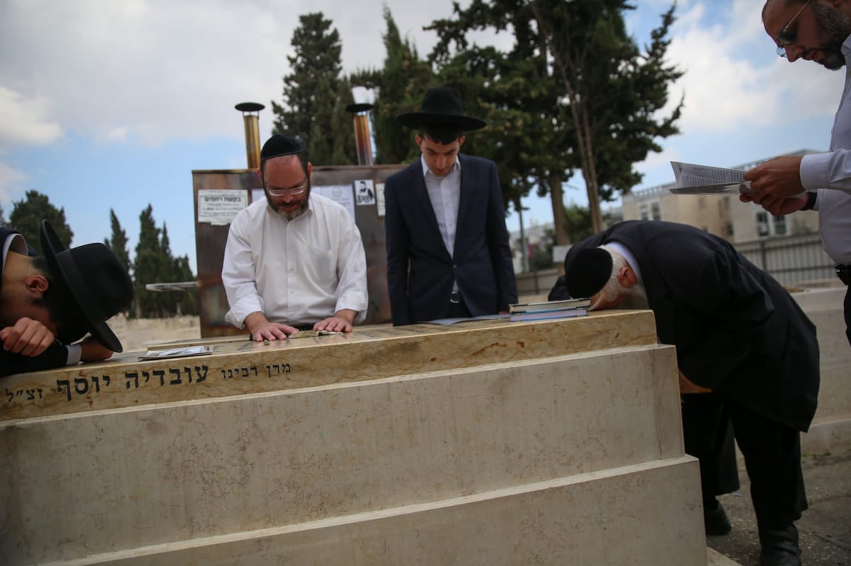 ערב ההילולא: מתפללים על ציון מרן הגר"ע יוסף