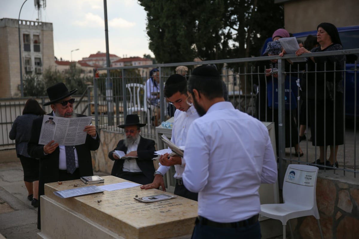 ערב ההילולא: מתפללים על ציון מרן הגר"ע יוסף