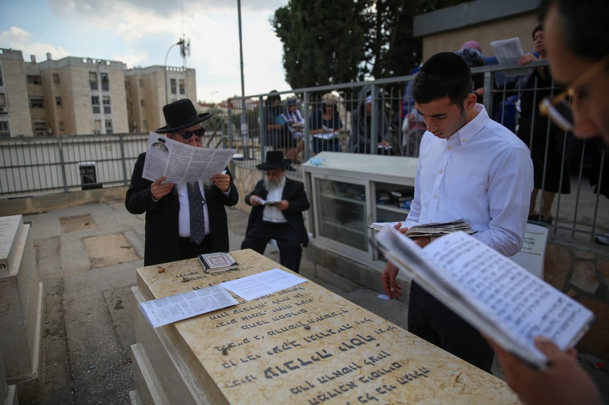 ערב ההילולא: מתפללים על ציון מרן הגר"ע יוסף