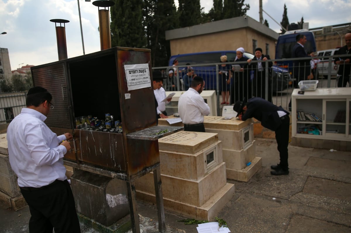 ערב ההילולא: מתפללים על ציון מרן הגר"ע יוסף