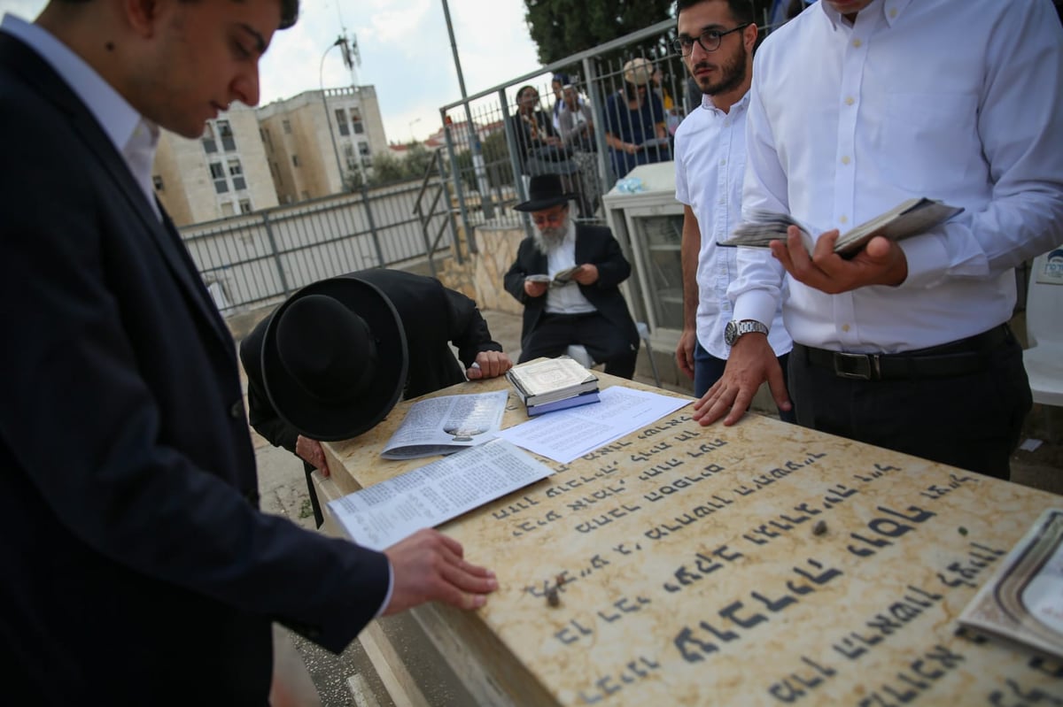 ערב ההילולא: מתפללים על ציון מרן הגר"ע יוסף