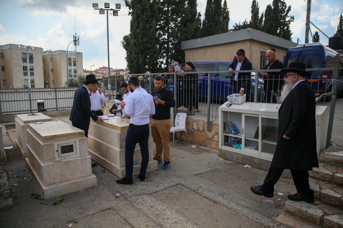 ערב ההילולא: מתפללים על ציון מרן הגר"ע יוסף