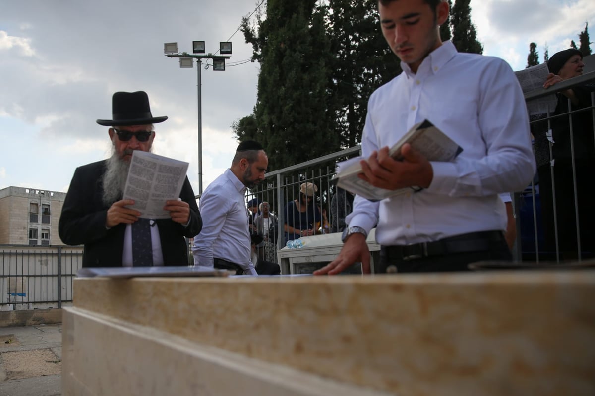 ערב ההילולא: מתפללים על ציון מרן הגר"ע יוסף