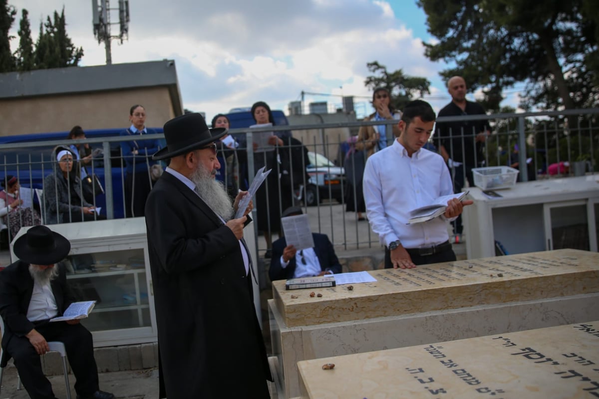 ערב ההילולא: מתפללים על ציון מרן הגר"ע יוסף