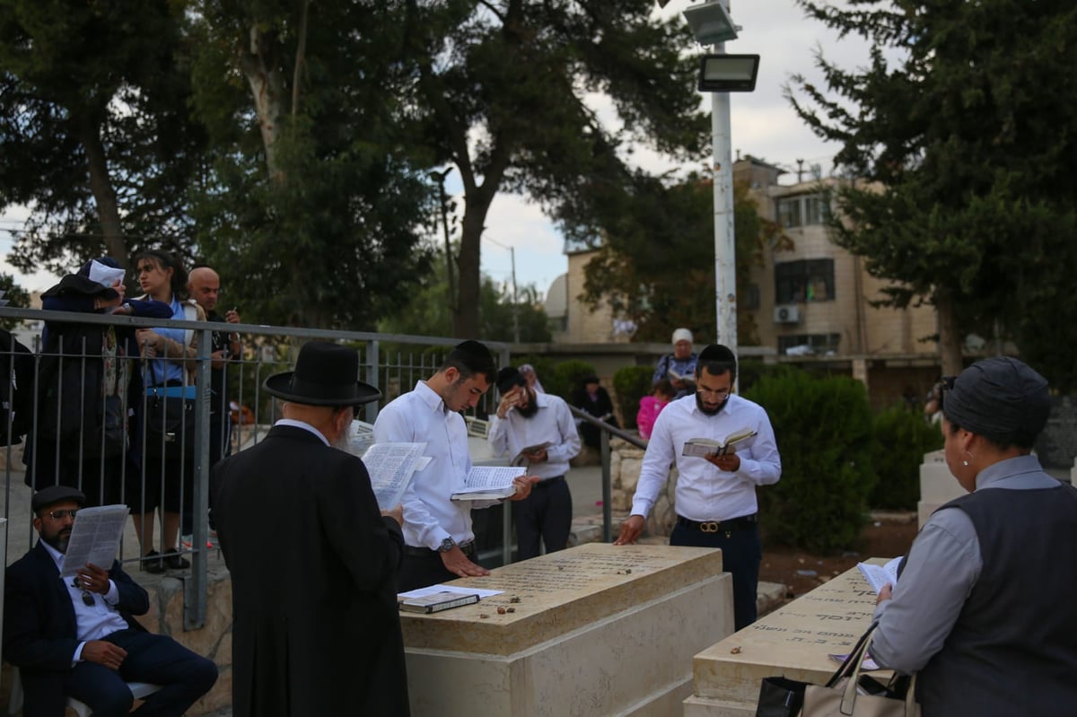 ערב ההילולא: מתפללים על ציון מרן הגר"ע יוסף