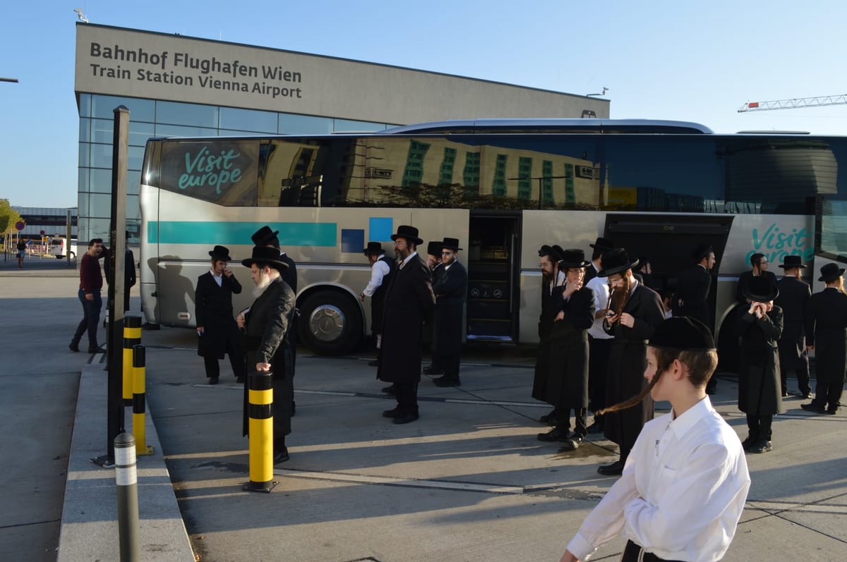 האדמו"ר מנדבורנה-ביתר במסע קברי צדיקים בפולין