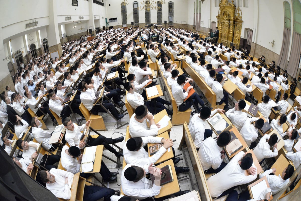 אלפים בעצרת הספד לגר"נ קרליץ זצ"ל בפוניבז'