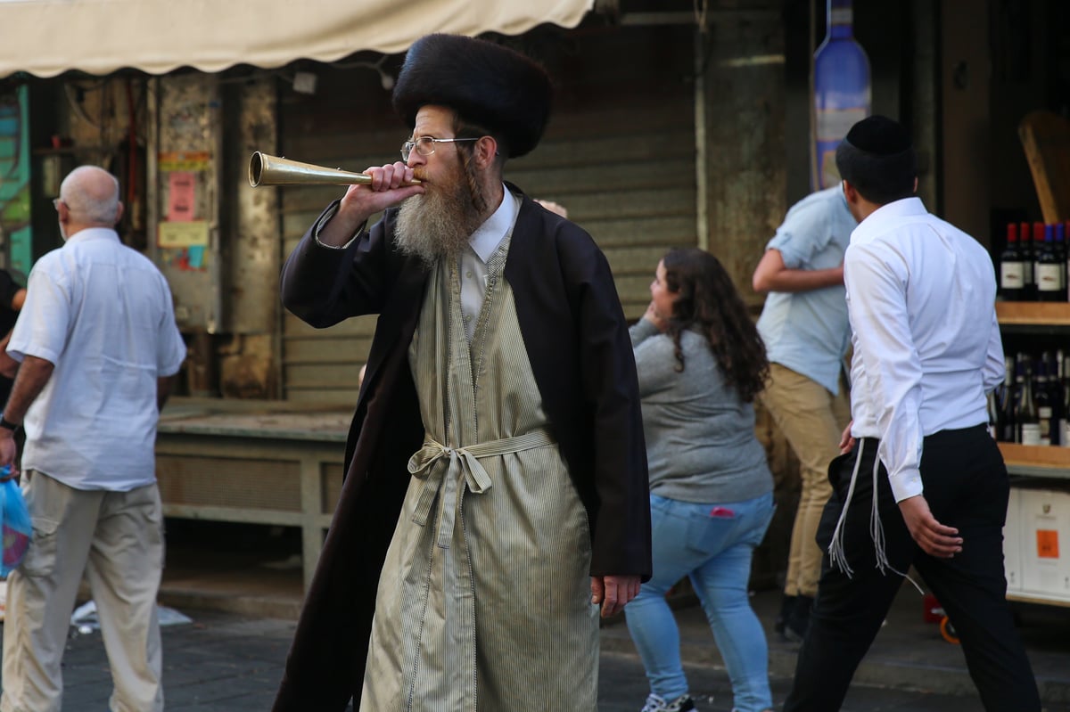 חברת מזהירי שבת: האנשים עם הצופרים ב'מחנה יהודה'