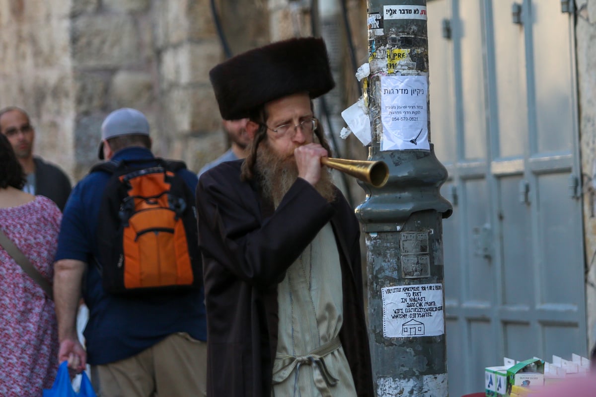 חברת מזהירי שבת: האנשים עם הצופרים ב'מחנה יהודה'