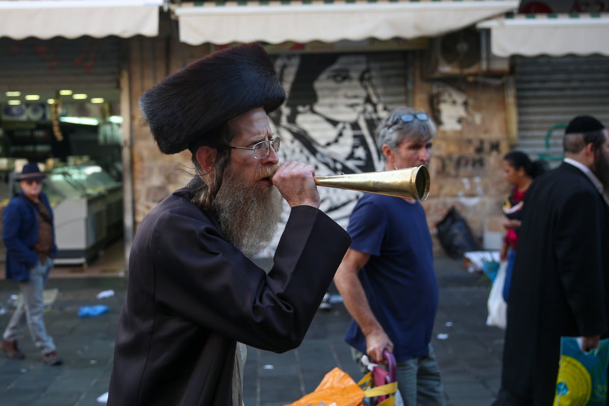 חברת מזהירי שבת: האנשים עם הצופרים ב'מחנה יהודה'