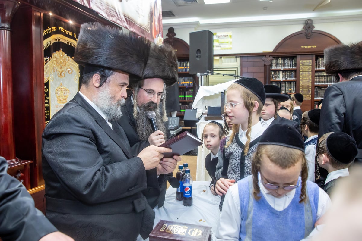 הפרס במסיבת הילדים: ספר התהילים של האדמו"ר