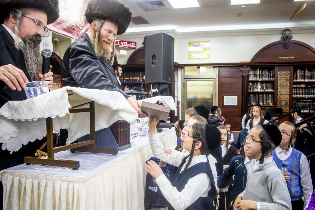 הפרס במסיבת הילדים: ספר התהילים של האדמו"ר