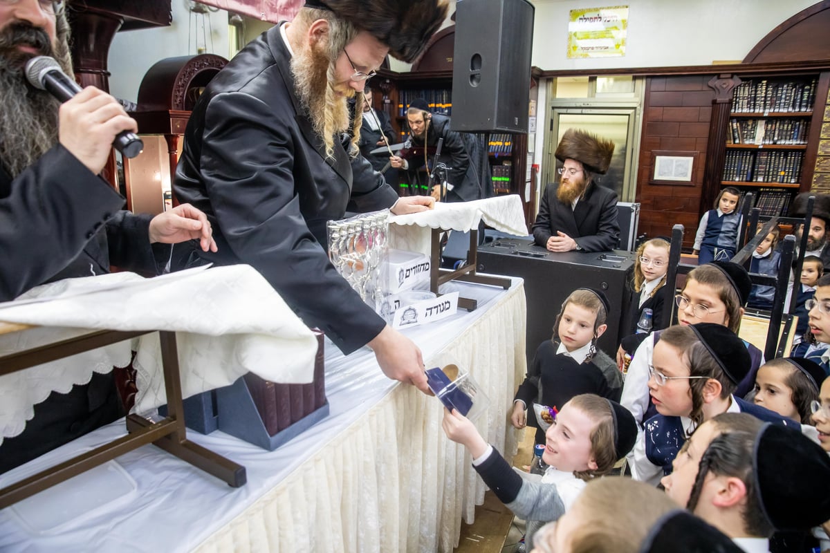 הפרס במסיבת הילדים: ספר התהילים של האדמו"ר