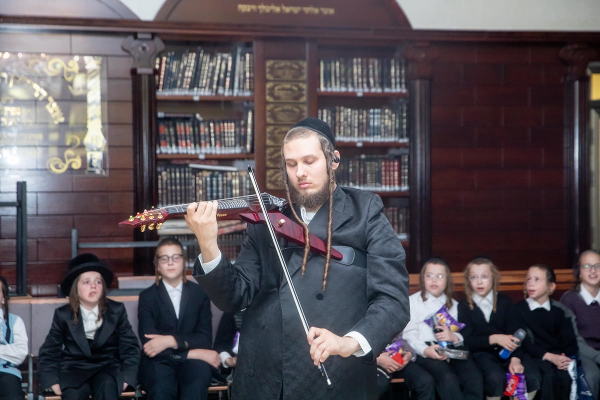 הפרס במסיבת הילדים: ספר התהילים של האדמו"ר