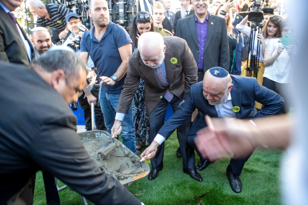 ירושלים: החלה בניית האנדרטה אותה יחנוך הנשיא פוטין