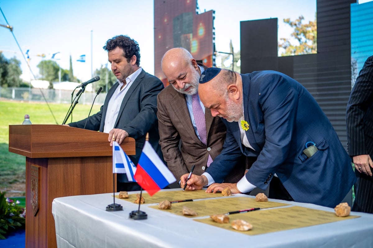 ירושלים: החלה בניית האנדרטה אותה יחנוך הנשיא פוטין