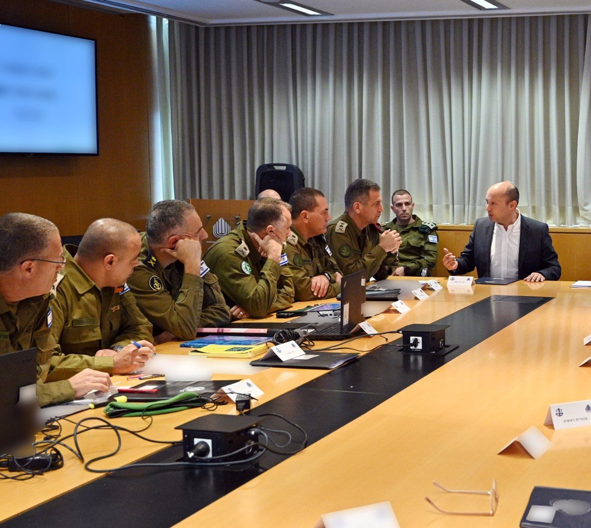 תיעוד: השר נפתלי בנט בהערכת מצב בקריה