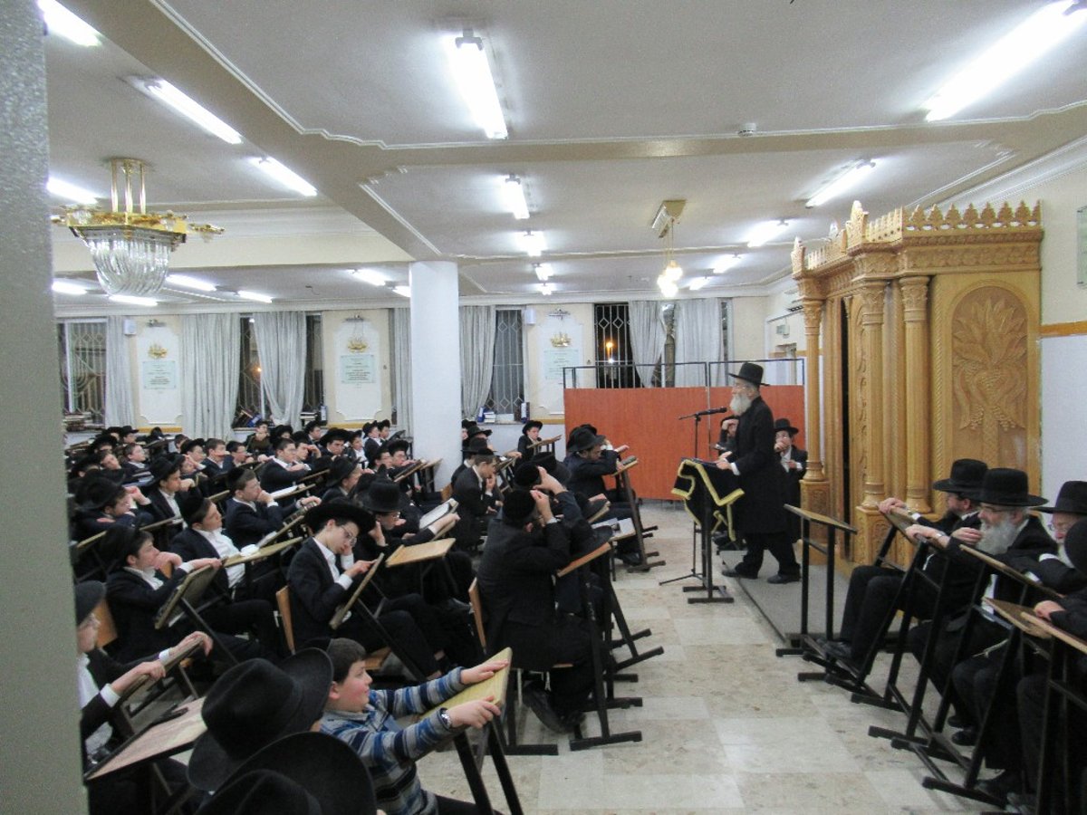 הגר"ש מרקוביץ התפלל ליד קבר מרן הגרא"מ שך זצ"ל