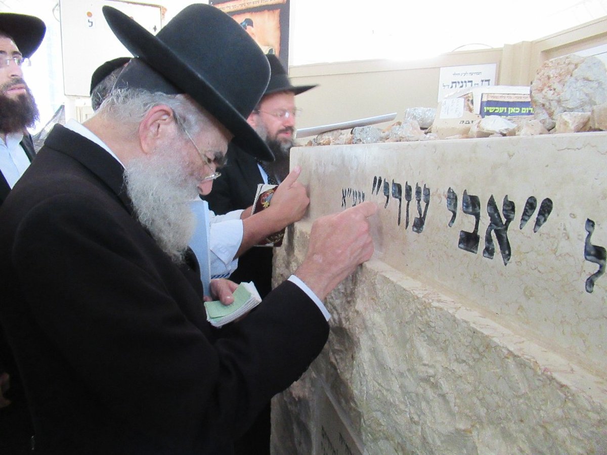 הגר"ש מרקוביץ התפלל ליד קבר מרן הגרא"מ שך זצ"ל