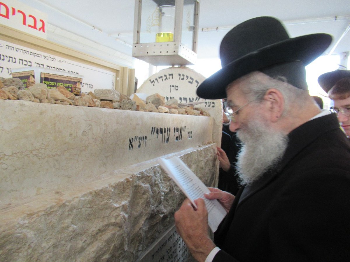 הגר"ש מרקוביץ התפלל ליד קבר מרן הגרא"מ שך זצ"ל